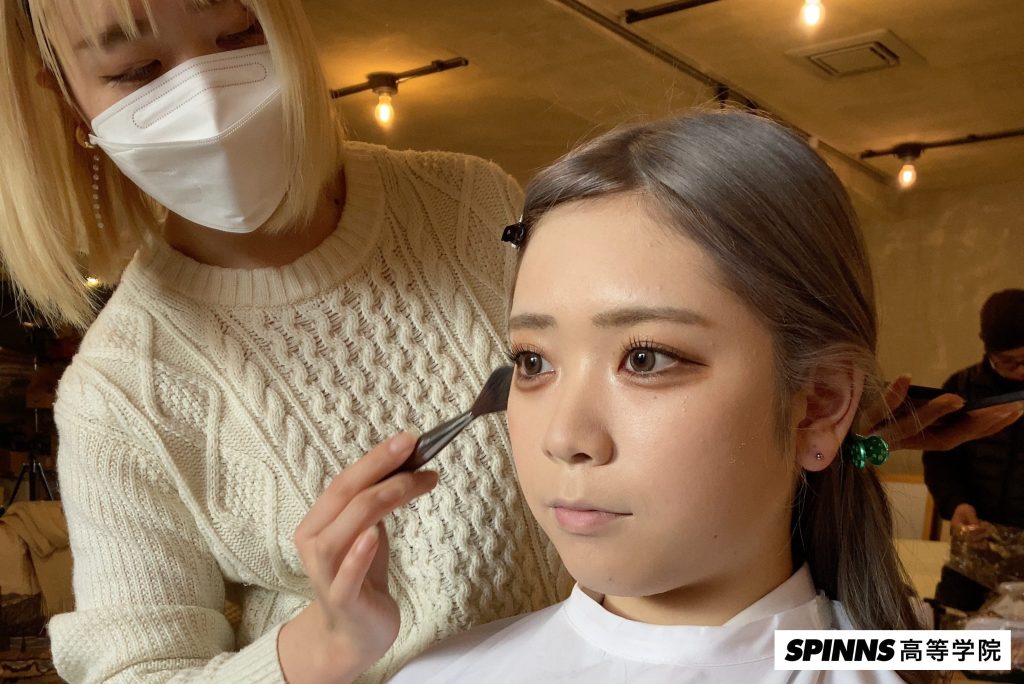 ヘアメイクアップアーティストになるには 仕事内容や独立までのステップを解説 Spinns高等学院